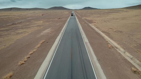 西藏旅游风光317国道物流卡车小轿车视频素材模板下载
