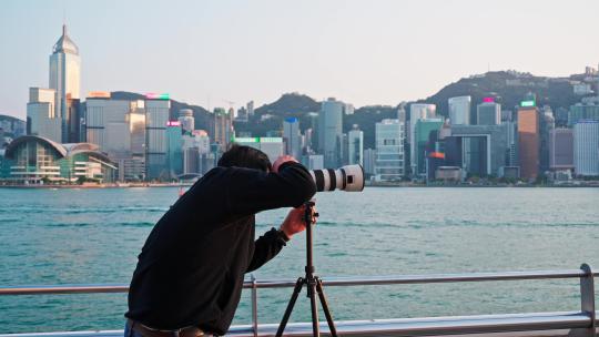 香港维多利亚港拍照的摄影师