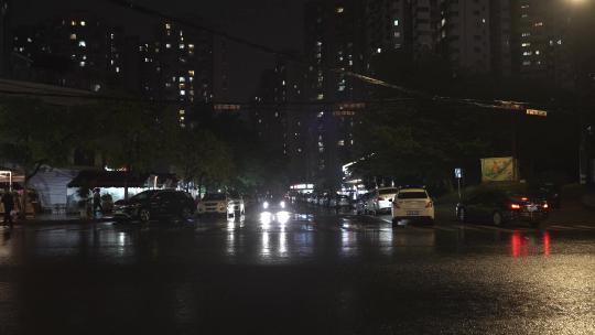 夜间有雨的普通街道 (2)