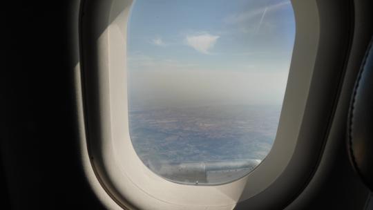 飞行中的飞机窗外景色