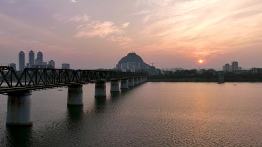 4K航拍广西柳州铁桥晚霞视频素材模板下载