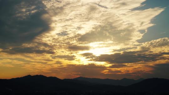 傍晚天空云朵夕阳山峰日落延时风景唯美黄昏