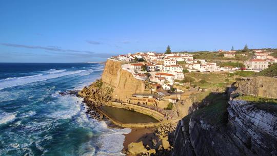 葡萄牙阿泽尼亚斯·多·马尔。海洋中的天然游泳池，紧挨着悬崖和海边村庄