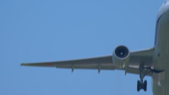 4K飞机从天空飞过-飞机起飞飞机降落航班视频素材模板下载
