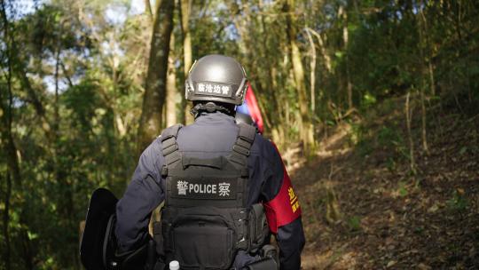 警察在边境线巡逻06