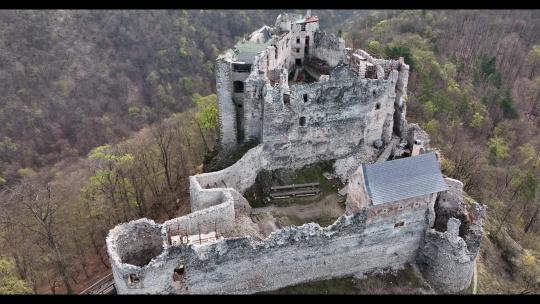 斯洛伐克乌罗韦茨城堡的鸟瞰图