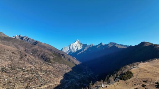 航拍四川阿坝四姑娘山幺妹峰雪山风光