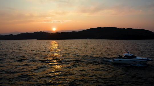 航拍在日落的贝加尔湖上行驶的汽艇