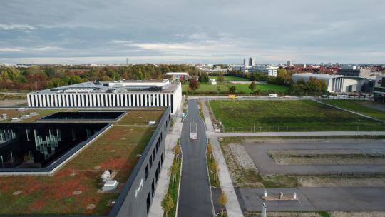 奥格斯堡城市景观的鸟瞰图，市区有运动场、田径场和网球公司