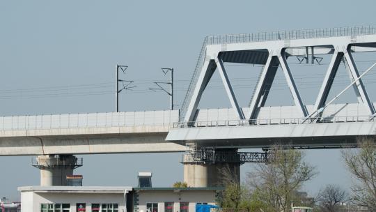 高铁动车飞速驶过高架桥铁轨铁路运输