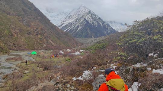 四川甘孜攀登那玛峰的登山者徒步进山