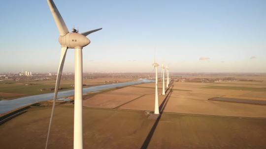 田野间的风力涡轮机视频素材模板下载