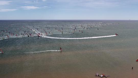 格鲁伊桑附近地中海海岸帆板运动员比赛的鸟瞰图