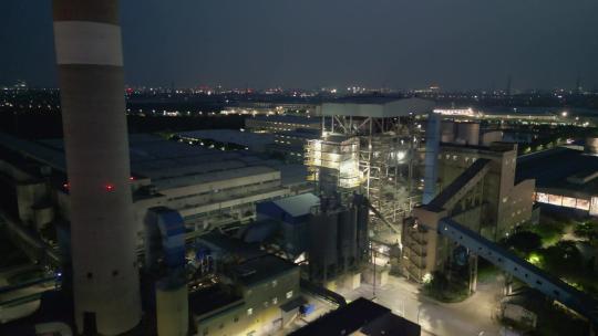 4K夜晚的化工厂航拍画面