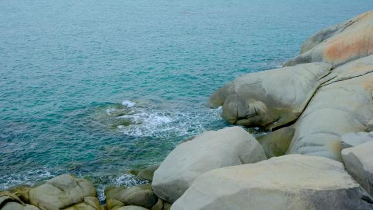 海边岩石礁石浪花 大海岸边石头海浪视频素材模板下载
