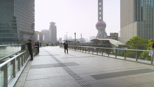 上海陆家嘴人行天桥人流延时摄影视频素材模板下载