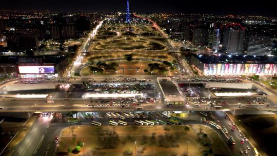 巴西巴西利亚市中心的夜景。市中心照明广场和大道的城市景观