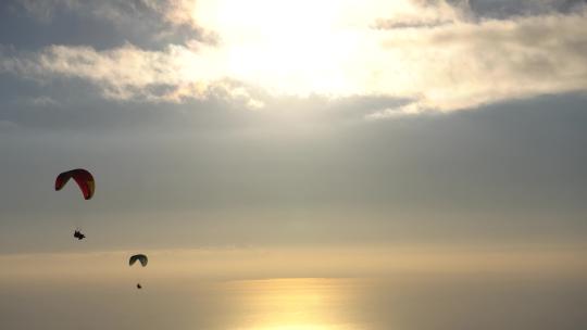 滑翔伞与日落