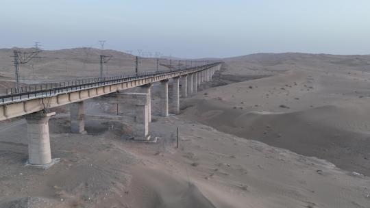 4k航拍沙漠公路铁路