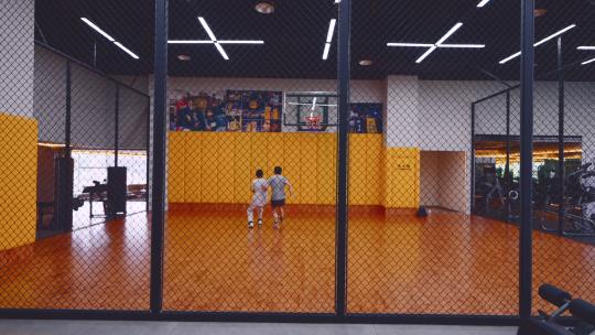 健身房里的篮球场和打球的人
