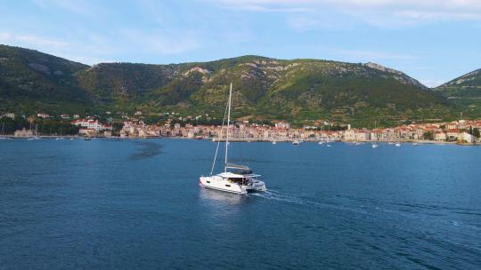 美妙的景色。蓝天背景下，克罗地亚沿海城市附近海湾的一艘船视频素材模板下载