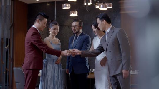 商务宴会人们聚会联谊一起碰杯闻酒喝酒