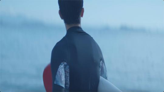 4K 冲浪男子海边眺望思考视频素材模板下载