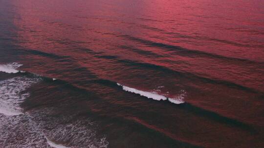 航拍粉色的海浪