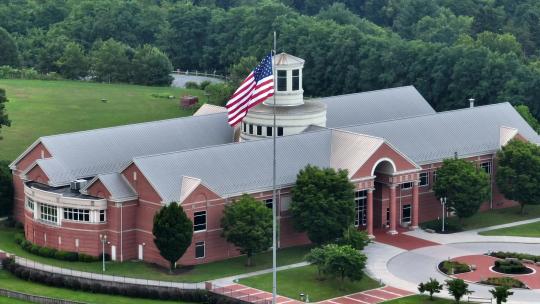 美国内战博物馆。宾夕法尼亚州哈里斯堡美国国旗和红砖建筑的天线视频素材模板下载