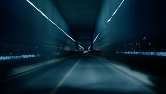 夜晚时候开车穿过杭州时代大桥