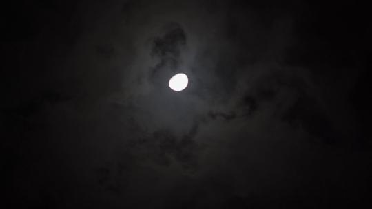 月亮下云层快速流动
