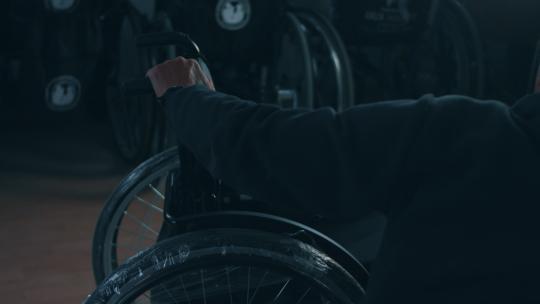 残疾人装配轮椅视频素材模板下载