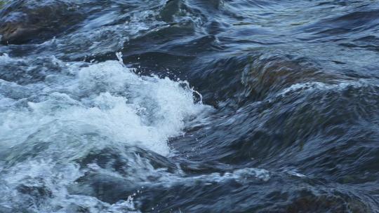 流动的河流溪流水流特写镜头