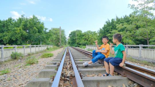 小孩小朋友在废弃铁路铁轨玩耍