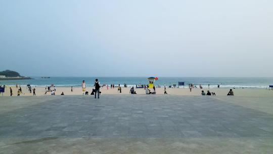 三亚市三亚湾大东海旅游区沙滩上的游客