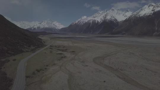 航拍两侧大山中间的道路