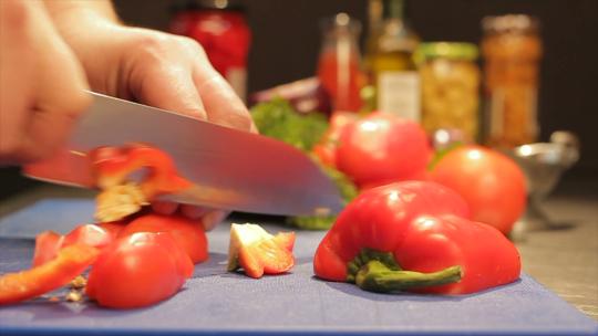 用刀在桌子上切甜椒