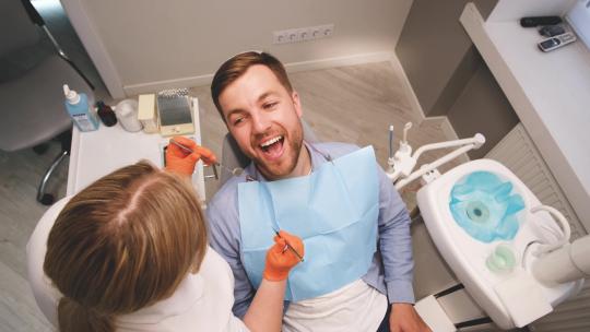 牙医给患有口腔问题的病人做检查