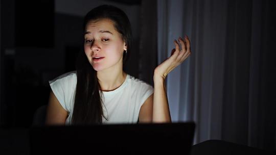 女人在漆黑房间里电脑视频聊天
