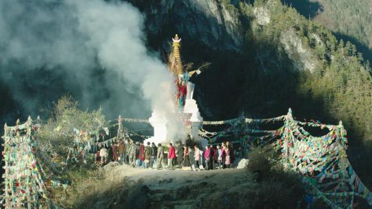 藏族群众沿桑炉白塔祈福祭祀煨桑远景视频素材模板下载