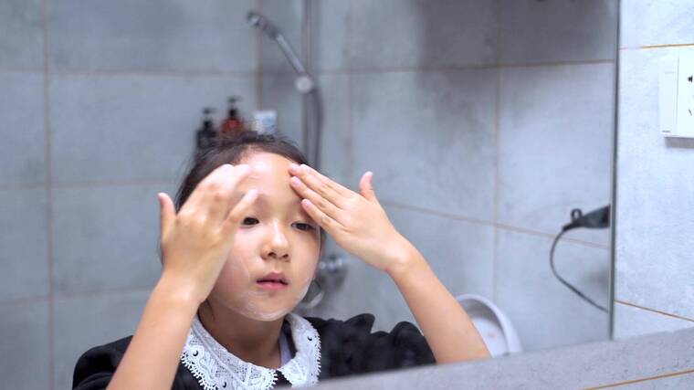 在卫生间洗脸的中国女孩-4