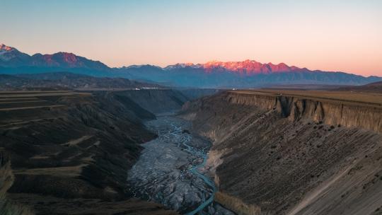 新疆安集海大峡谷悬崖航拍陡峭地貌山脉裂谷视频素材模板下载