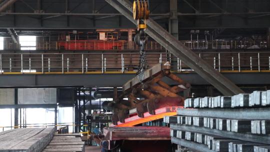 实拍钢铁企业冶金工厂安全生产炼钢钢坯视频素材模板下载