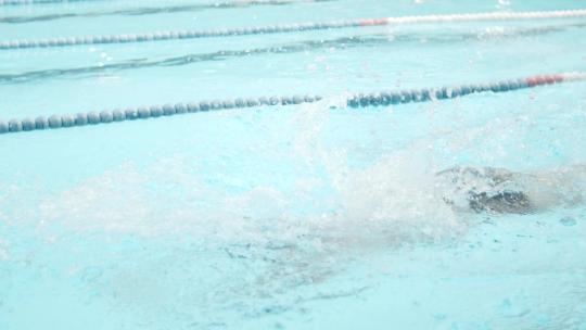游泳运动员在泳池训练