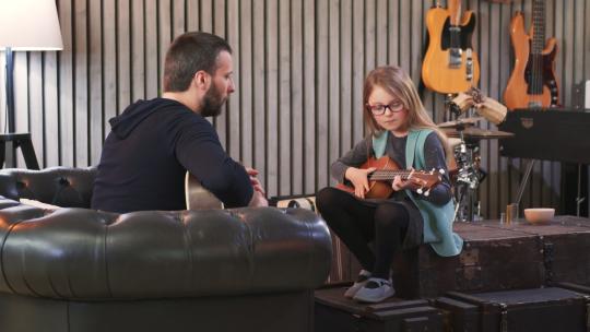 爸爸教他的女儿吉他和尤克里里