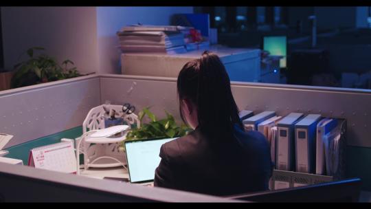 熬夜 加班 孤独 凌晨 深夜 女孩加班 996