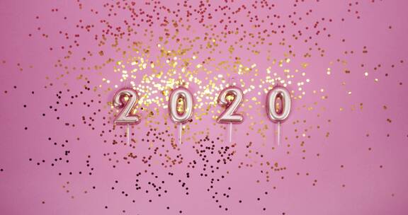 粉色背景上金色亮片和2020数字