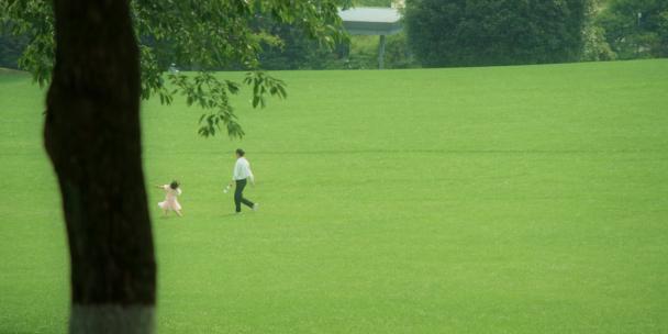 草地上奔跑的小孩