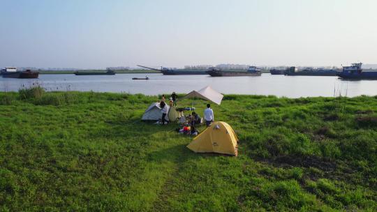 周末踏青江边游玩露营天幕帐篷视频素材模板下载