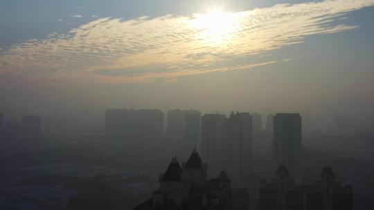 雾霾下的清晨城市